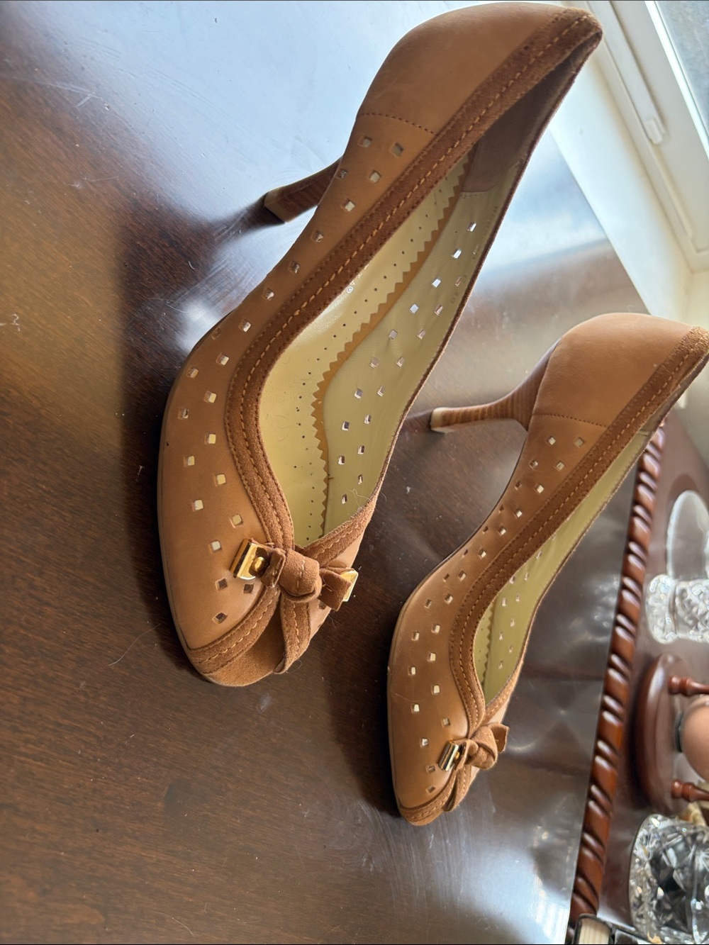 Tervolina  Brown Suede Mid-Heel Pumps with Bow Accent